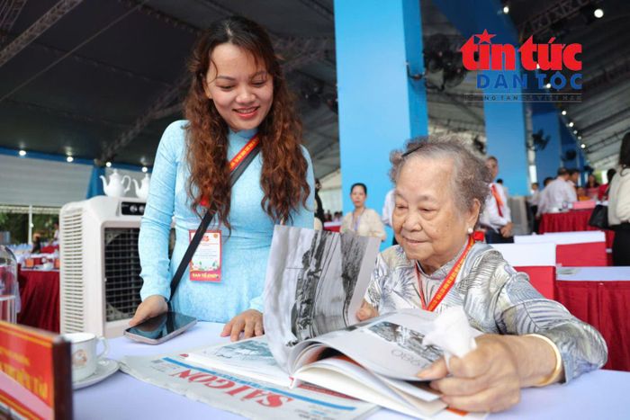 Mẹ Việt Nam anh hùng Nguyễn Thị Hữu Tài đến dự Lễ kỷ niệm.