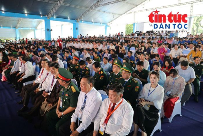 Đông đảo đại biểu và người dân TP Hồ Chí Minh có mặt từ sớm tại Hội trường Thống Nhất.