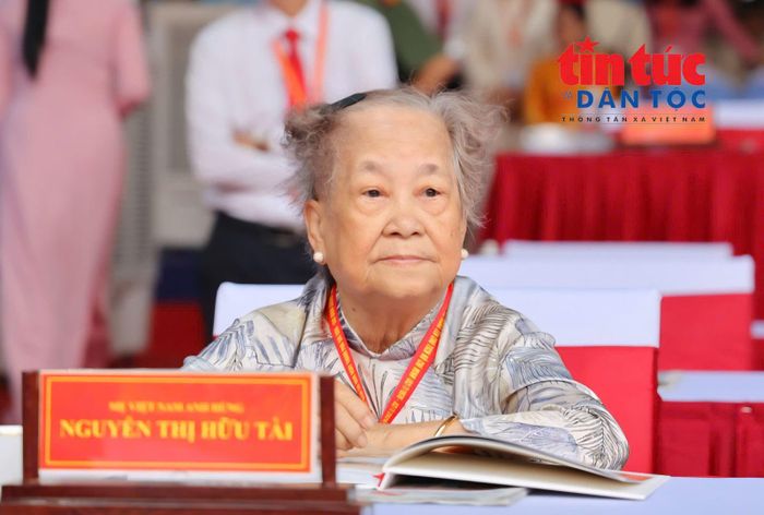 Mẹ Việt Nam Anh hùng Nguyễn Thị Hữu Tài (sinh năm 1940) là một tấm gương sáng ngời về lòng yêu nước, hiện đang sinh sống tại Thành phố Hồ Chí Minh.
