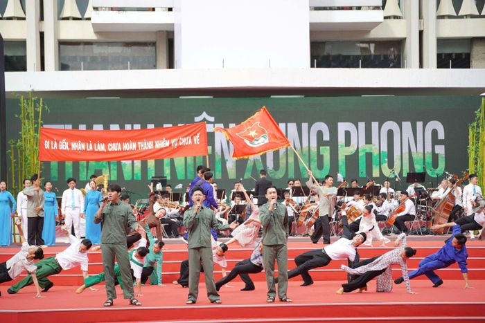 Các tiết mục nghệ thuật được dàn dựng công phu, tôn vinh truyền thống cách mạng và khát vọng phát triển của TP Hồ Chí Minh.