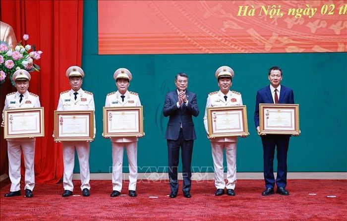 Thủ tướng Lê Minh Hưng trao Huân chương Quân công hạng Nhất và Huân chương Lao động hạng Ba cho các cá nhân có thành tích xuất sắc. Ảnh: Dương Giang/TTXVN