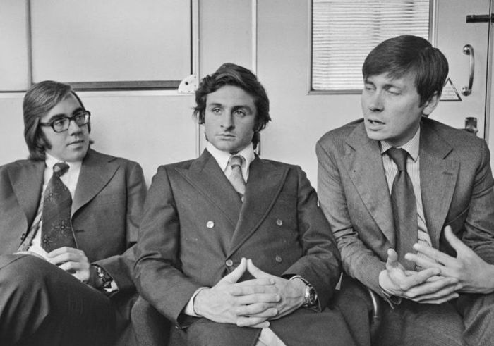 Nando Parrado (trái) và Roberto Canessa (giữa) - cựu thành viên đội tuyển rugby Uruguay sống sót sau vụ tai nạn chuyến bay 571, tham dự một cuộc họp báo sau khi những trải nghiệm của họ được ghi lại trong cuốn sách "Alive: The Story of the Andes Survivors" của Piers Paul Read (phải), năm 1974.