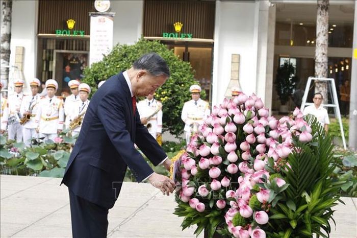 Tổng Bí thư, Chủ tịch nước Tô Lâm, các đồng chí lãnh đạo, nguyên lãnh đạo Đảng, Nhà nước dâng hoa Chủ tịch Hồ Chí Minh tại công viên tượng đài Chủ tịch Hồ Chí Minh (đường Nguyễn Huệ, phường Sài Gòn). Ảnh: Thống Nhất/TTXVN