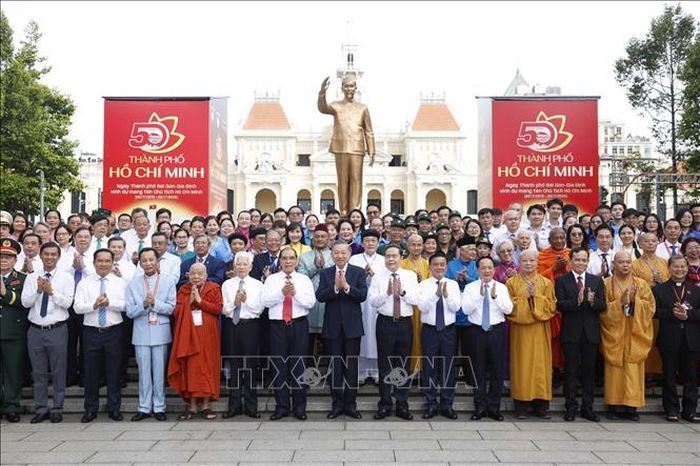 Tổng Bí thư, Chủ tịch nước Tô Lâm, các đồng chí lãnh đạo, nguyên lãnh đạo Đảng, Nhà nước tại công viên tượng đài Chủ tịch Hồ Chí Minh (đường Nguyễn Huệ, phường Sài Gòn). Ảnh: Thống Nhất/TTXVN