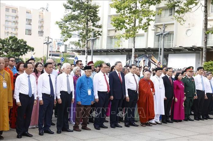 Tổng Bí thư, Chủ tịch nước Tô Lâm, các đồng chí lãnh đạo, nguyên lãnh đạo Đảng, Nhà nước dâng hoa Chủ tịch Hồ Chí Minh tại công viên tượng đài Chủ tịch Hồ Chí Minh (đường Nguyễn Huệ, phường Sài Gòn). Ảnh: Thống Nhất/TTXVN