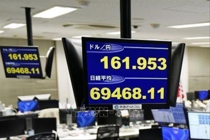 Bảng điện tử hiển thị tỷ giá đồng yen Nhật và đồng USD tại Tokyo ngày 29/6/2026. Ảnh: Kyodo/TTXVN phát