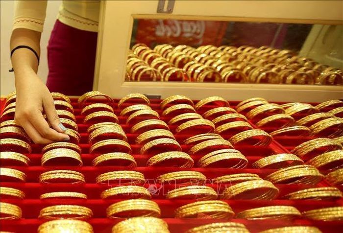 Vàng trang sức được bày bán tại cửa hàng ở Yangon, Myanmar. Ảnh: THX/TTXVN