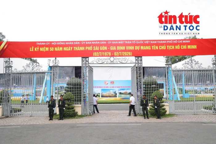 Lực lượng Công an TP Hồ Chí Minh triển khai nhiều lớp bảo vệ tại khu vực Hội trường Thống Nhất, bảo đảm tuyệt đối an ninh cho Lễ kỷ niệm 50 năm Thành phố mang tên Bác.