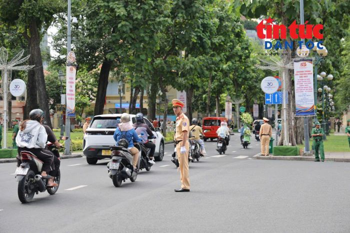 Cảnh sát giao thông phân luồng giao thông trên đường Nam Kỳ Khởi Nghĩa, phường Bến Thành.