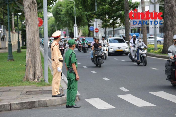 Cán bộ, chiến sĩ Công an TP Hồ Chí Minh có mặt từ sáng sớm, thực hiện nhiệm vụ phân luồng giao thông và giữ gìn trật tự khu vực trung tâm Thành phố.