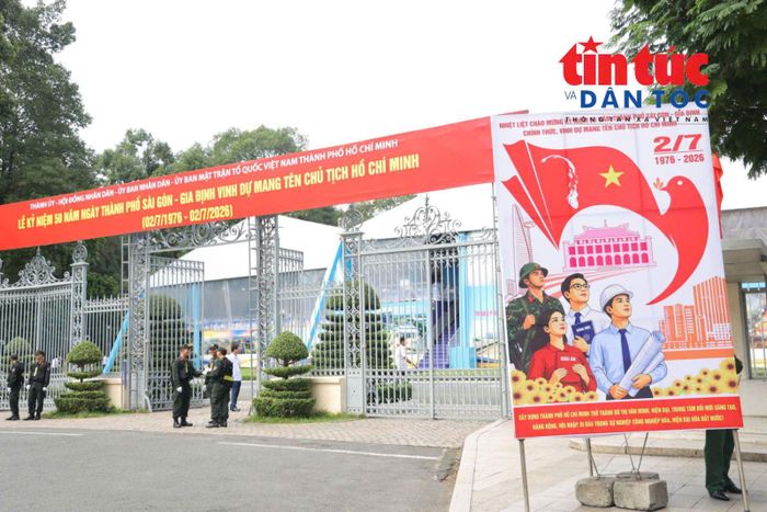 Khu vực cổng chính của Hội trường Thống Nhất được bảo vệ an toàn.