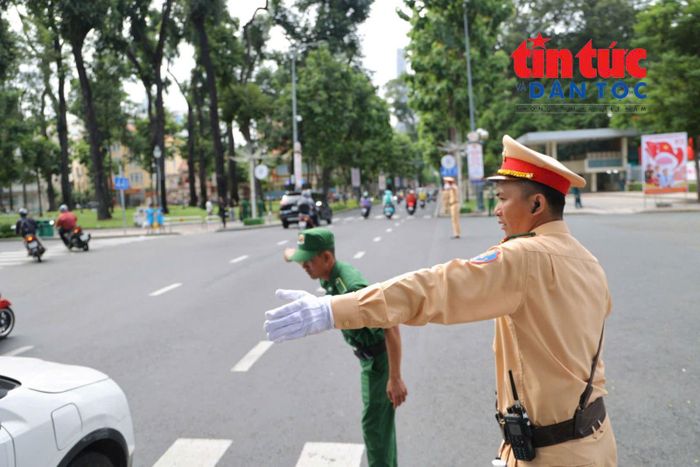 Lực lượng chức năng duy trì trực chốt tại các giao lộ trung tâm, chủ động điều tiết giao thông và hỗ trợ người dân trong suốt thời gian diễn ra chương trình.