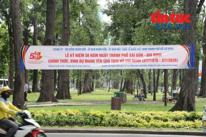Các băng rôn, khẩu hiệu chào mừng Lễ kỷ niệm 50 năm Ngày Thành phố mang tên Bác Hồ.