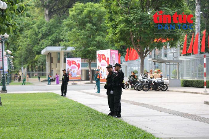 Công an TP Hồ Chí Minh phối hợp cùng Bộ Tư lệnh Cảnh vệ thực hiện kiểm tra an ninh nhiều lớp tại khu vực diễn ra Lễ kỷ niệm.
