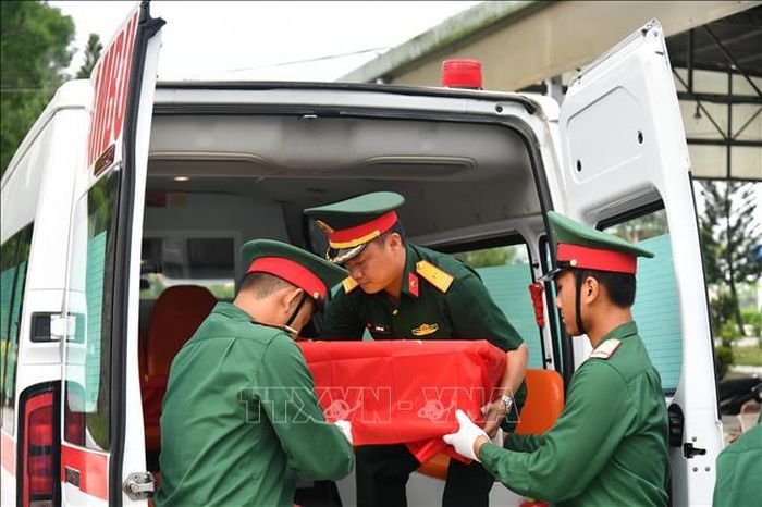 Các chiến sĩ đưa mẫu hài cốt đi giám định ADN.