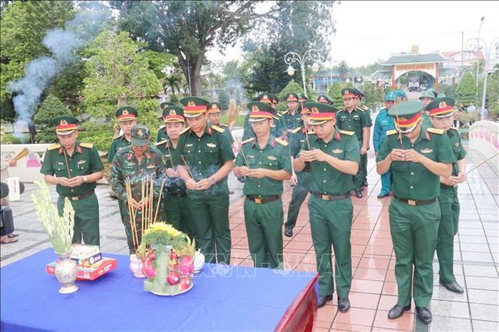 Lãnh đạo TP. Cần Thơ và cán bộ, chiến sĩ thành phố thực hiện nghi thức thắp hương tại buổi lễ.