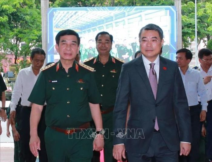 Đại tướng Phan Văn Giang, Phó Thủ tướng chính phủ, Bộ trưởng Bộ Quốc phòng đón Thủ tướng Lê Minh Hưng với các đại biểu. Ảnh: Trọng Đức/TTXVN