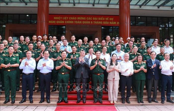 Thủ tướng Lê Minh Hưng với các đại biểu. Ảnh: Trọng Đức/TTXVN