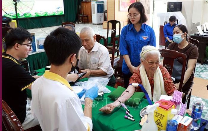 Lấy mẫu ADN thân nhân của liệt sĩ chưa xác định được thông tin tại xã Vạn Thắng (Ninh Bình).