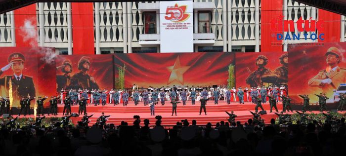Chương trình nghệ thuật quy mô lớn tái hiện hành trình 50 năm xây dựng, phát triển của TP Hồ Chí Minh qua nhiều tiết mục giao hưởng, hợp xướng, múa và hoạt cảnh giàu cảm xúc.