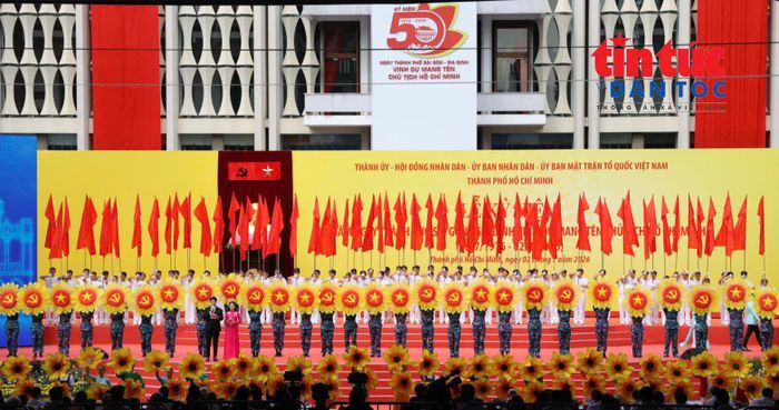 Lễ kỷ niệm 50 năm Ngày thành phố Sài Gòn - Gia Định vinh dự mang tên Chủ tịch Hồ Chí Minh mở màn với chương trình nghệ thuật đặc biệt "Thành phố Hồ Chí Minh - Sáng mãi tên Người" diễn ra vào sáng ngày 2/7.
