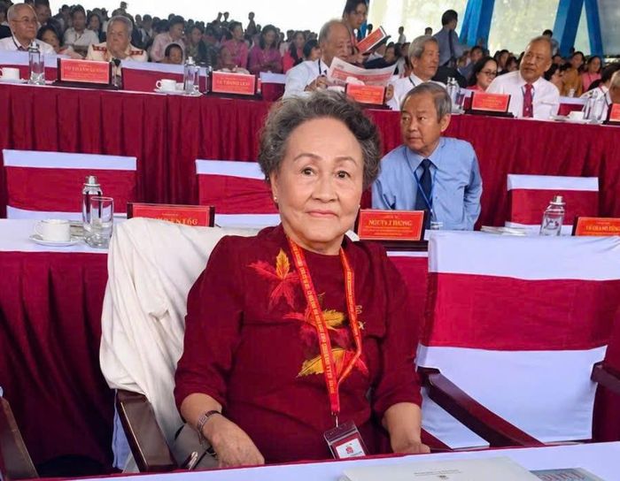 Anh hùng Lao động Dương Thị Ngọc Triều, nguyên cán bộ Tổng Công ty Lương thực miền Nam rạng rỡ với niềm tự hào khi có mặt tại buổi lễ sáng ngày 2/7.