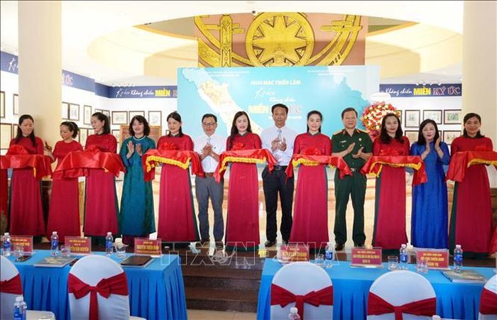 Nghi thức cắt băng khai mạc Triển lãm.