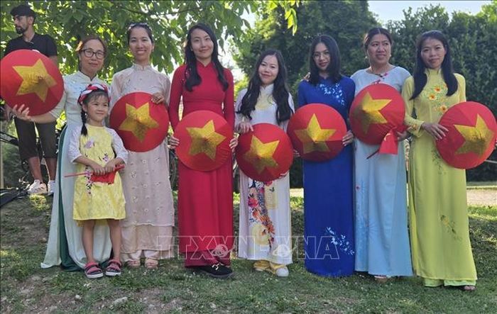 Câu lạc bộ người Việt ở Milano tham gia Lễ hội Các dân tộc 2026 tại Borgomanero với tiết mục múa nón lá truyền thống màu Quốc kỳ Việt Nam.