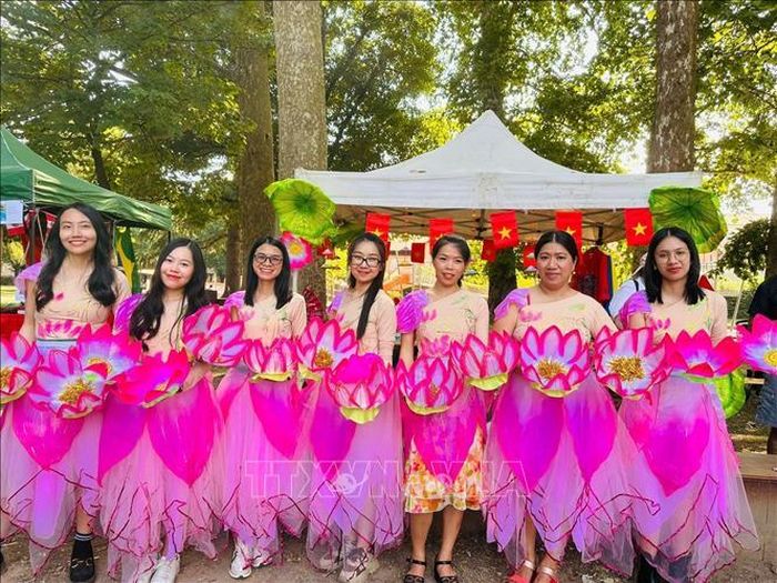 Câu lạc bộ người Việt ở Milano trong trang phục biểu biễn bài "Múa sen" tại Lễ hội Các dân tộc 2026 tại Borgomanero.