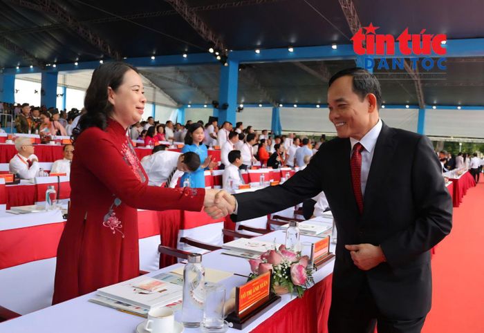 Ông Trần Lưu Quang, Ủy viên Bộ Chính trị, Bí thư Thành ủy TP Hồ Chí Minh bắt tay bà Võ Thị Ánh Xuân, Bí thư Trung ương Đảng, Phó Chủ tịch nước, đến tham dự sự kiện.