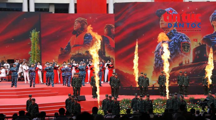 Lễ kỷ niệm 50 năm Ngày thành phố Sài Gòn - Gia Định vinh dự mang tên Chủ tịch Hồ Chí Minh mở màn với chương trình nghệ thuật đặc biệt "Thành phố Hồ Chí Minh - Sáng mãi tên Người" diễn ra vào sáng ngày 2/7.