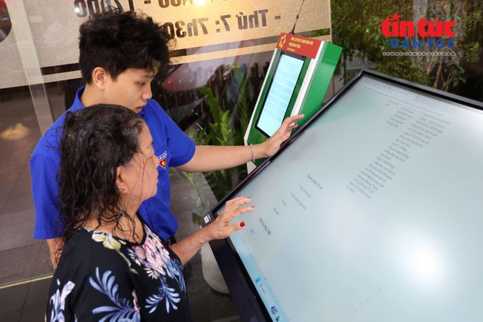 Người dân được hướng dẫn sử dụng dịch vụ công trực tuyến và ứng dụng số.