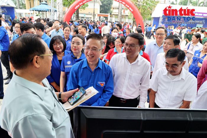 Ông Đặng Minh Thông (áo xanh), Phó Bí thư Thành ủy TP Hồ Chí Minh trải nghiệm Ngày hội "Điểm chạm số" tổ chức vào sáng 31/5/2026.