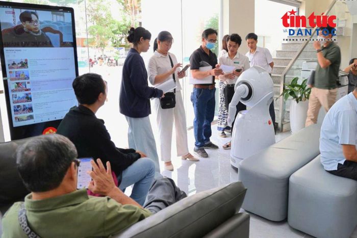 Phường An Khánh ứng dụng công nghệ hỗ trợ người dân tra cứu và hướng dẫn thủ tục hành chính.
