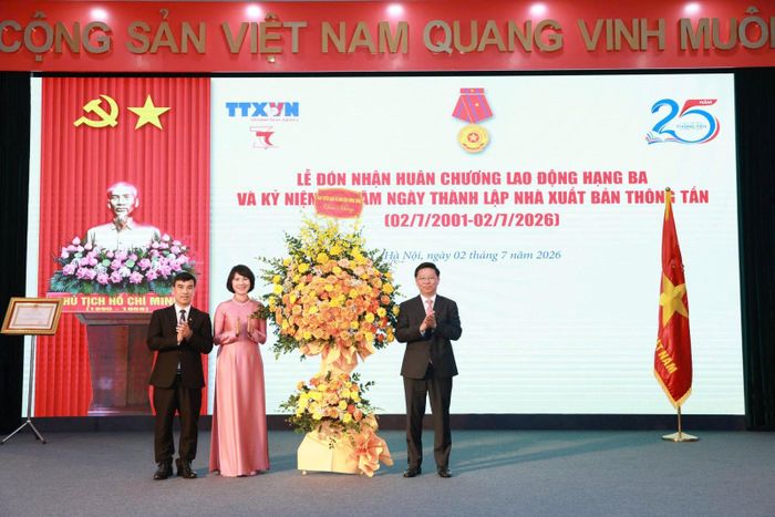 Lãnh đạo Ban Tuyên giáo và Dân vận Trung ương tặng hoa chúc mừng Nhà xuất bản Thông tấn.