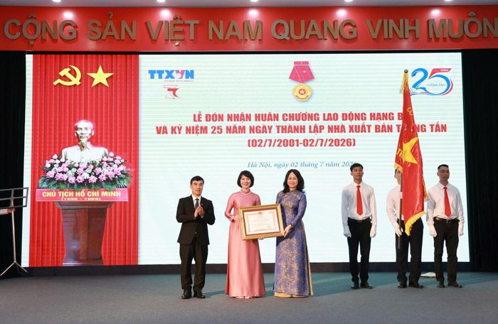 Nhà xuất bản Thông tấn vinh dự đón nhận Huân chương Lao động hạng Ba.