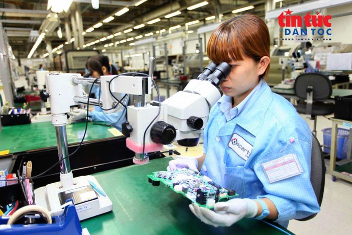 Hoạt động nghiên cứu và phát triển tại các doanh nghiệp công nghệ cao.