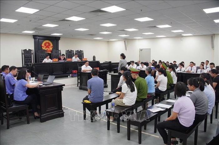 Hội đồng xét xử kiểm tra căn cước các bị cáo.