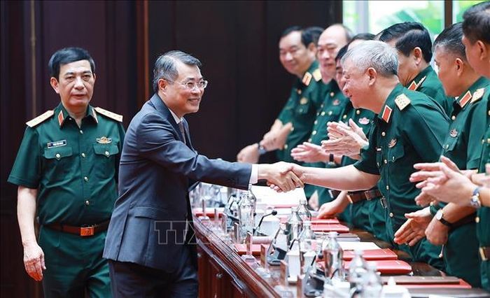 Thủ tướng Lê Minh Hưng với các đại biểu dự Hội nghị quân chính toàn quân 6 tháng đầu năm 2026. Ảnh: Dương Giang/TTXVN