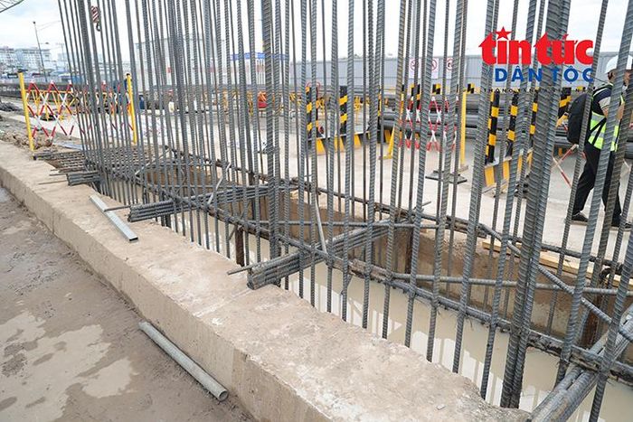 Thi công hạ lồng thép tường vây tại Nhà ga ngầm ST10.