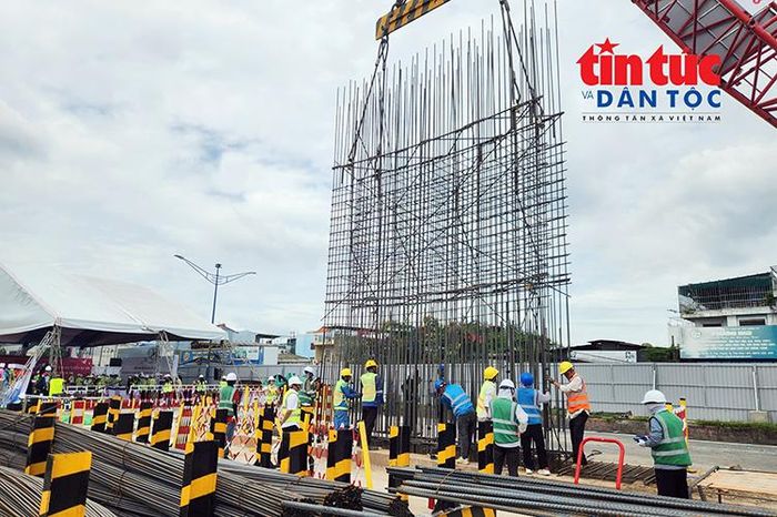 Thi công hạ lồng thép tường vây tại Nhà ga ngầm ST10 (Phạm Văn Bạch).