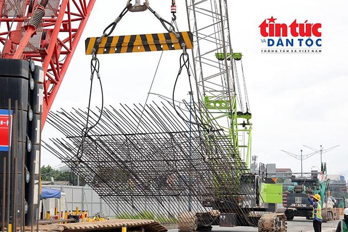 Thi công hạ lồng thép thi công tường vây tại Nhà ga ngầm ST10.
