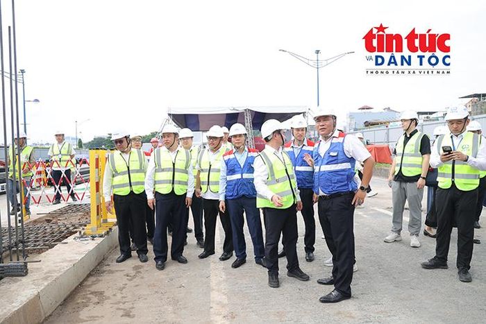 Lãnh đạo Ban Quản lý Đường sắt đô thị cùng Liên danh Tổng thầu EPC và các đơn vị liên quan giám sát hạ lồng thép thi công tường vây tại Nhà ga ngầm ST10.