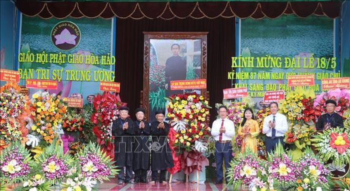 Đại diện Ủy ban Trung ương MTTQ Việt Nam tặng lẵng hoa chúc mừng lễ kỷ niệm 87 năm Ngày Khai sáng đạo Phật giáo Hòa Hảo.