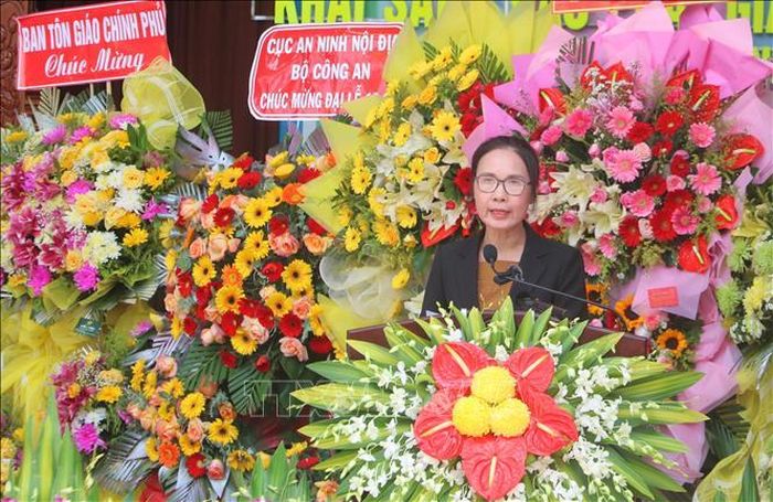 Bà Trần Thị Minh Nga, Phó Trưởng Ban Tôn giáo Chính phủ, Bộ Dân tộc và Tôn giáo, phát biểu chúc mừng.