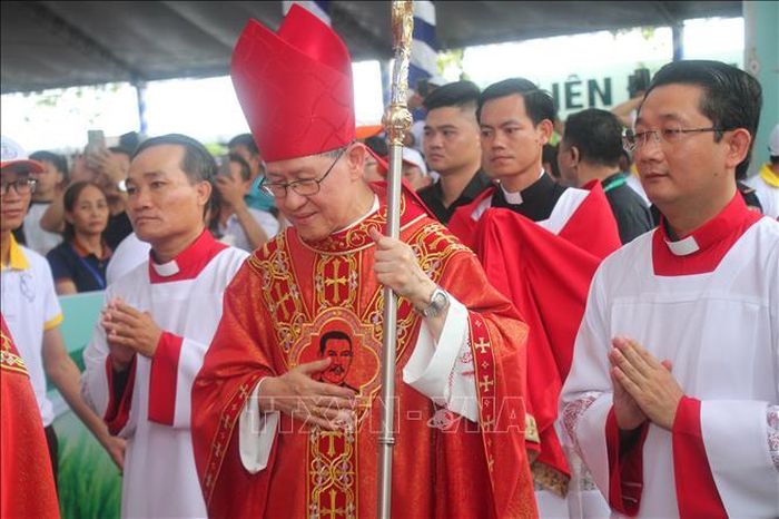 Đức Hồng y Luis Antonio G. Tagle, Tổng trưởng Phân Bộ Khởi đầu Loan báo Tin Mừng, Đặc sứ của Đức Giáo hoàng Lêô XIV, chủ trì thánh lễ và công bố tuyên phong chân phước cho Linh mục Trương Bửu Diệp. Ảnh: Chanh Đa/TTXVN