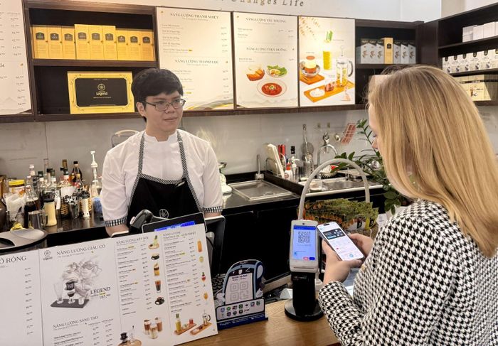 Du khách Singapore thanh toán qua mã QR tại Việt Nam.
