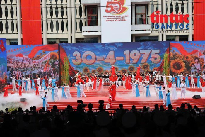 Lễ kỷ niệm 50 năm Ngày thành phố Sài Gòn - Gia Định vinh dự mang tên Chủ tịch Hồ Chí Minh mở màn với chương trình nghệ thuật đặc biệt "Thành phố Hồ Chí Minh - Sáng mãi tên Người" diễn ra vào sáng ngày 2/7.