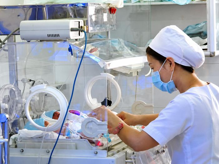 Đội ngũ điều dưỡng Bệnh viện Từ Dũ tận tình chăm sóc trẻ sơ sinh tại khoa Sơ sinh.