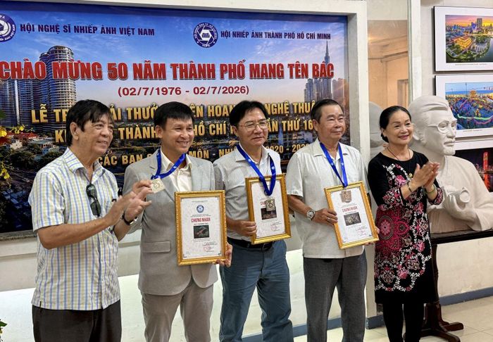 Trao giải cho các tác giả đạt Huy chương Bạc tại Liên hoan.